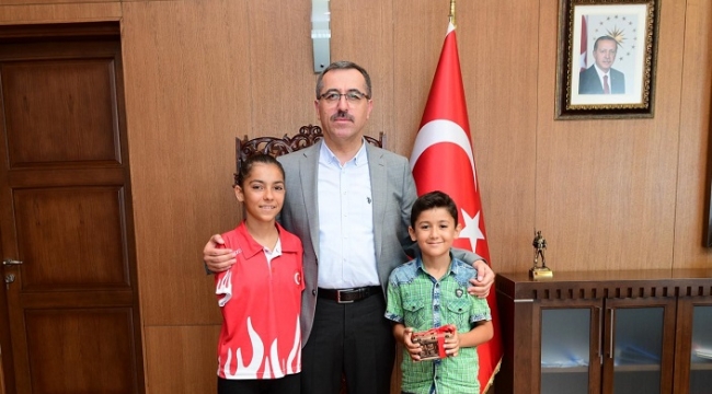 MİLLİ YÜZÜCÜ ÖZTÜRK’TEN BAŞKAN GÜNGÖR’E ZİYARET..
