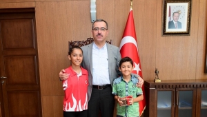 MİLLİ YÜZÜCÜ ÖZTÜRK’TEN BAŞKAN GÜNGÖR’E ZİYARET..