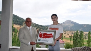 BAŞKAN CÜCE, MİLLİ VOLEYBOLCUYU BABA OCAĞINDA ZİYARET ETTİ..