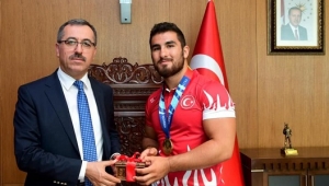 BAŞKAN GÜNGÖR’DEN GÜREŞÇİLERE TEBRİK...