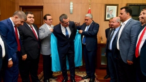 BAŞKANA KAFTAN GİYDİRDİLER..