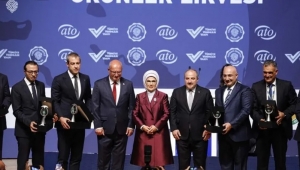 Zirve’de Rüzgarımız Güçlü Esiyor