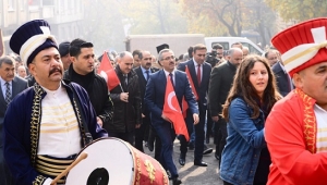 BAYRAĞIMIZA KİMSE DOKUNAMAZ...