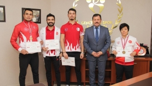 BAŞARILI WUSHU SPORCULARINDAN İL MÜDÜRÜ KABAKCI'YA ZİYARET..