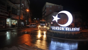 GÖKSUN BELEDİYESİ YOL VE KALDIRIMLARI DEZENFEKTANLA YIKADI.