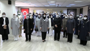“BİZ AK KADIN’LAR ASIRLARDIR DURDURDUĞUMUZ YERDEYİZ”.