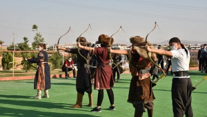 KEMANKEŞLER ŞEHİTLER İÇİN YAY ÇEKTİ...