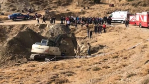 Toprak altında kalan baba-oğul öldü..