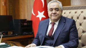 Atatürk; Eserleri ile çağının ötesine geçmeyi başarmıştır