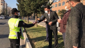 Kısıtlamada görevli polis memurlarına çay-simit ikramı..
