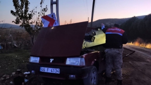 Kontrolden çıkan otomobil elektrik direğine çarptı: 1 ölü 1 yaralı ..