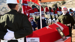 Şehidinin cenaze namazını ağabeyi kıldırdı..