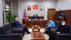 BAŞKAN OKAY'DAN DUYARLI TEMİZLİK PERSONELİNE ÖDÜL..