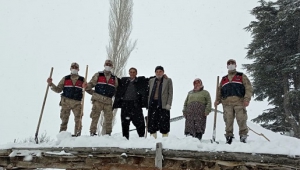 Jandarma eline küreği aldı yaşlı adamın evinin çatısını temizledi..