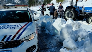 Sürücülerin yardımına jandarma koştu...