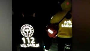 ‘112 Acil’ ekipleri hastaya ulaşmak için karlı yolları yürüyerek aştı..