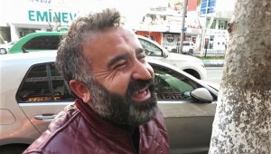 Bu adamın yüzünü asık göremezsiniz..
