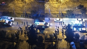 Park halindeki otomobile çarpan motosiklet sürücüsü yaralandı
