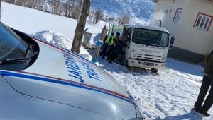 Sürücülerin yardımına jandarma koştu 