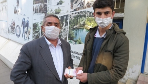 Yolda bulduğu 20 bin TL’yi hiç düşünmeden sahibine teslim etti..
