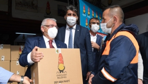 Başkan Mahçiçek, Temizlik Personeline Erzak Paketi Dağıttı..