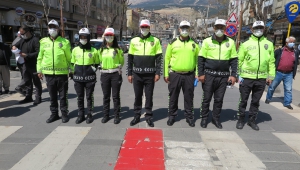 Kahramanmaraş’ta yaya geçitleri kıpkırmızı oldu