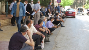 Kahramanmaraş’ta çiftçi belge kuyruğunda koronavirüsü unuttular