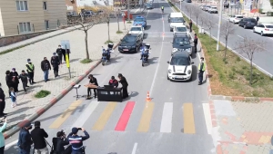 Özel çocuktan yaya geçidinde piyanolu özel mesaj