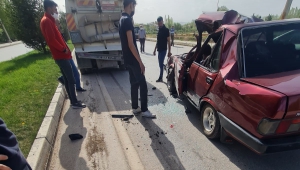 Yol temizlik aracına çarpan otomobil paramparça oldu