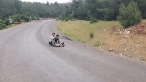 Çocukların tahta arabayla hız tutkusu görenleri şaşırttı 