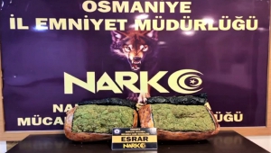 Otomobilinin stepnesinin yerinden 10 kilogram esrar çıktı