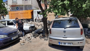 Pazarcık’ta ihata duvarı park halindeki otomobillerin üzerine yıkıldı