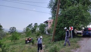 Traktörüyle elektrik direğine çarpan sürücü yaralandı 