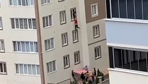 Apartmanın penceresinde ölüm kalım savaşı verdi