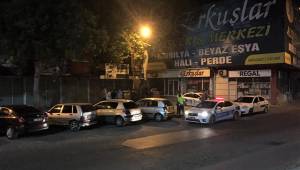 Bıçaklı saldırgana müdahale eden polis merdiven boşluğuna düştü