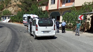 Hafif ticari araç ile motosiklet çarpıştı: 1 yaralı
