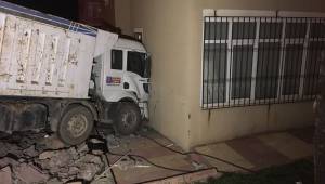 Kahramanmaraş’ta freni boşalan kamyon apartmana çarptı