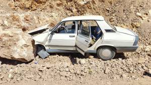 Kahramanmaraş’ta otomobil kayaya çarptı: 2 yaralı