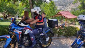 Kaybolan çocuğu jandarma ekipleri ailesine teslim etti