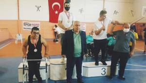 Engelleri, Bileğiyle Aşıyor