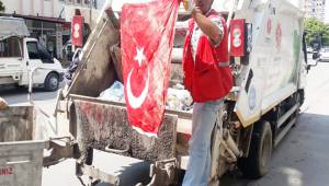 Temizlik görevlisi gururlandırdı