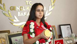 Olimpiyat Gururlarımız Çiçeklerle Karşılandı