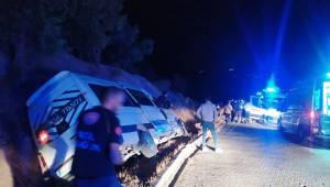 Üniversite öğrencilerinin içinde bulunduğu minibüs devrildi: 10 yaralı