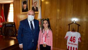 Vali Coşkun Milli Sporcu Sevilay Öztürk’ü Misafir Etti