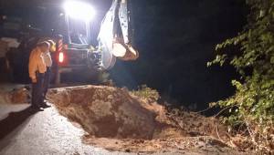 Kahramanmaraş’ta içme suyu şebekesi patladı yol çöktü 