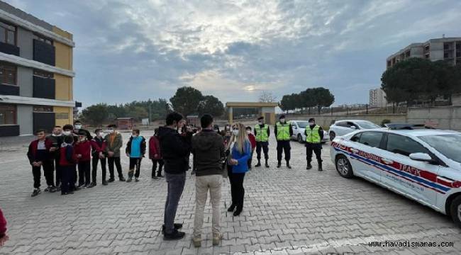 Jandarma trafik ekipleri 'Öğretmenler Günü'nü kutladı..