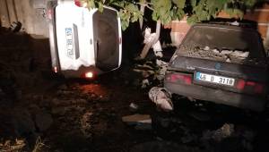 Virajı alamayan araç bahçe duvarına çarptı: 2 yaralı