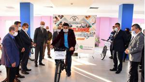 Aşısını yaptıran bisikletini aldı...