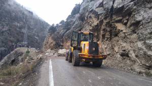 Kumarlı-Kaynar yolu heyelandan kapandı...