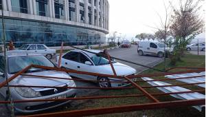Şiddetli rüzgar hastane çatısını yerinden söktü: 2 yaralı..